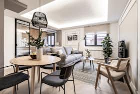公寓 正在以 €4,256 的月租出租，其位于 Madrid, Calle de Mauricio Ravel