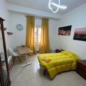 Private room for rent for €600 per month in Rome, Via Licio Quinzio Cincinnato
