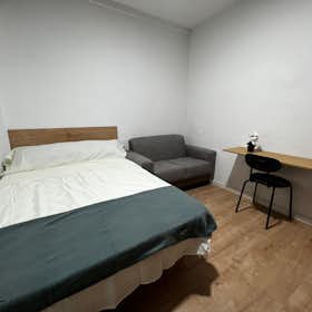 Private room for rent for €580 per month in Madrid, Calle de los Pajaritos
