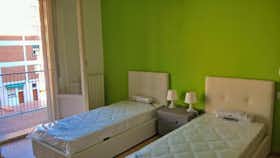 Mehrbettzimmer zu mieten für 385 € pro Monat in Bologna, Via Giacomo Ciamician