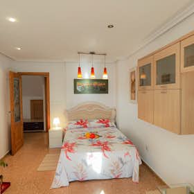 Отдельная комната сдается в аренду за 400 € в месяц в Elche, Carrer Pere Joan Perpinyà