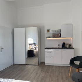 Studio for rent for €1,490 per month in Berlin, Reinickendorfer Straße