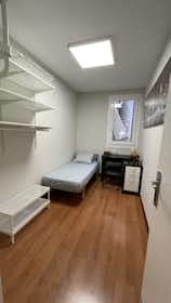 私人房间 正在以 €415 的月租出租，其位于 Barcelona, Avinguda Meridiana