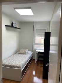 Private room for rent for €450 per month in Barcelona, Avinguda Meridiana