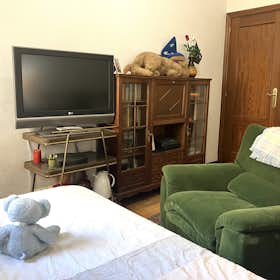 Chambre privée for rent for 500 € per month in Pamplona, Avenida de la Baja Navarra
