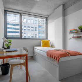 Отдельная комната сдается в аренду за 455 € в месяц в Warsaw, ulica Solec