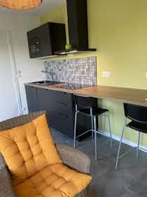 公寓 正在以 €800 的月租出租，其位于 Comblain-au-Pont, Rue du Borsay