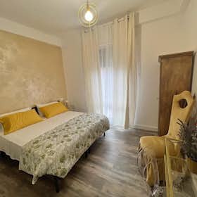 Private room for rent for €1,200 per month in Bologna, Via de' Carracci