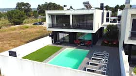House for rent for €3,300 per month in Setúbal, Rua Nova da Jardia