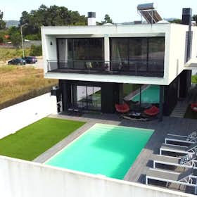 Haus zu mieten für 3.300 € pro Monat in Setúbal, Rua Nova da Jardia