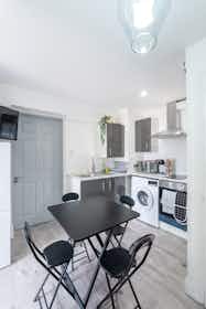 Studio for rent for £2,500 per month in Wembley, Oakington Manor Drive