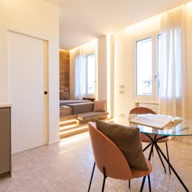 Studio for rent for €1,850 per month in Milan, Corso Buenos Aires