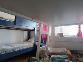 Mehrbettzimmer zu mieten für 370 € pro Monat in Amadora, Rua Garcia de Orta