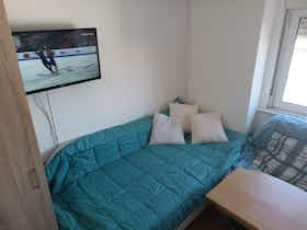 Shared room for rent for €400 per month in Amadora, Rua Garcia de Orta