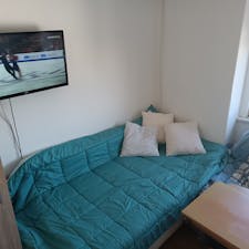 Shared room for rent for €325 per month in Amadora, Rua Garcia de Orta