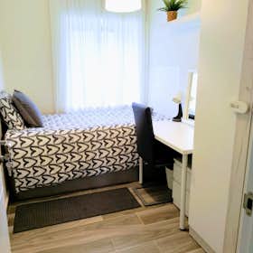 Private room for rent for €500 per month in Madrid, Calle de El Huésped del Sevillano
