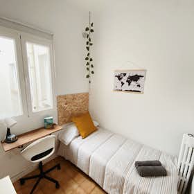 Private room for rent for €570 per month in Madrid, Calle de Alberto Aguilera