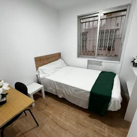 Private room for rent for €495 per month in Madrid, Calle de los Pajaritos