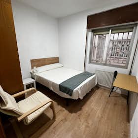 Private room for rent for €550 per month in Madrid, Calle de los Pajaritos