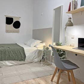 Private room for rent for €775 per month in Barcelona, Carrer del Comte d'Urgell