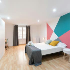 Building for rent for €1,400 per month in Barcelona, Carrer de Ferran