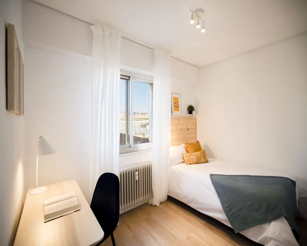 Private room for rent for €780 per month in Madrid, Calle del Conde de la Cimera