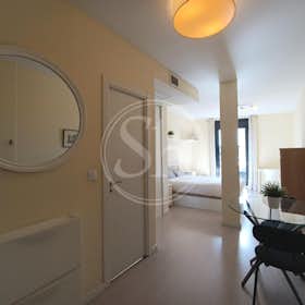 Apartment for rent for €1,050 per month in Madrid, Calle de Rodas
