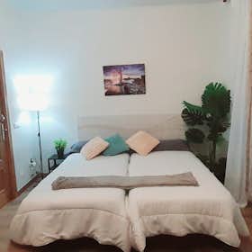 Private room for rent for €750 per month in Madrid, Calle de San Isidro Labrador