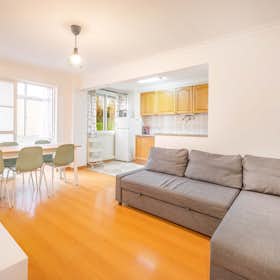 Apartment for rent for €1,782 per month in Lisbon, Rua Francisco Metrass
