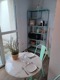 单间公寓 正在以 €1,400 的月租出租，其位于 Milan, Via Ugo Mulas