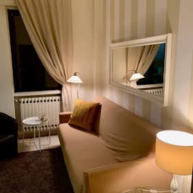 Apartment for rent for €1,900 per month in Milan, Via Luigi Ornato