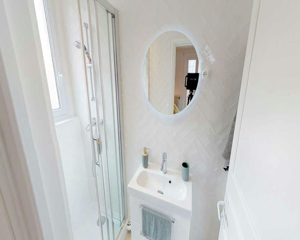 Private room for rent on Rue Meynadier, Paris - Plus