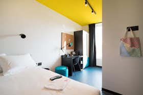 私人房间 正在以 €610 的月租出租，其位于 Milan, Via Carlo Amoretti