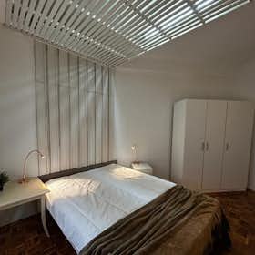 Private room for rent for €680 per month in Madrid, Calle de Sánchez Barcáiztegui