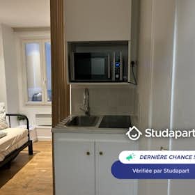 Apartment for rent for €1,100 per month in Paris, Rue La Fayette