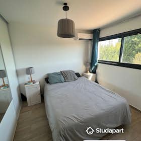 House for rent for €689 per month in La Calmette, Chemin du Verger