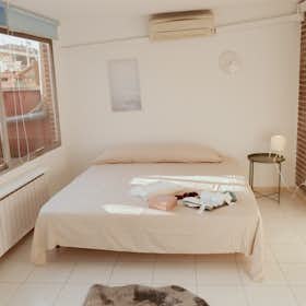 Private room for rent for €600 per month in Madrid, Calle de Sierra Carbonera