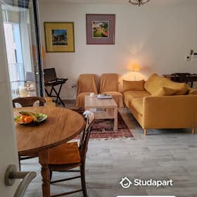 Wohnung zu mieten für 1.500 € pro Monat in Bordeaux, Quai Armand Lalande