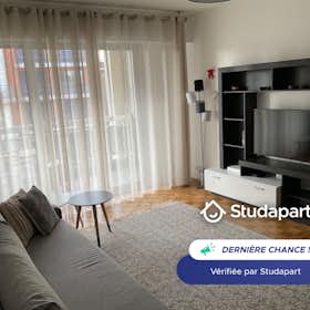 Apartment for rent for €1,390 per month in Cachan, Avenue du Président Wilson