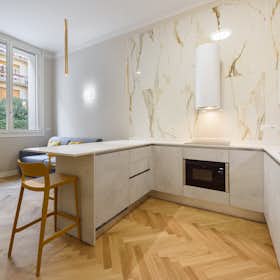 公寓 正在以 €2,000 的月租出租，其位于 Florence, Via Francesco Valori