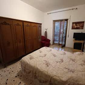 Cameră privată de închiriat pentru 530 EUR pe lună în Rome, Via Laterina