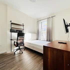 私人房间 正在以 $1,053 的月租出租，其位于 Ridgewood, Madison St