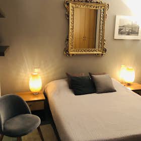 Apartment for rent for €1,900 per month in Milan, Via Raffaello Sanzio