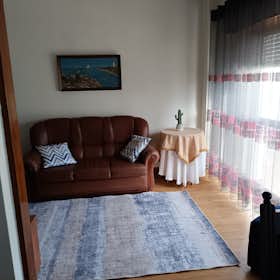 Apartment for rent for €900 per month in Almada, Avenida Doutor Aresta Branco