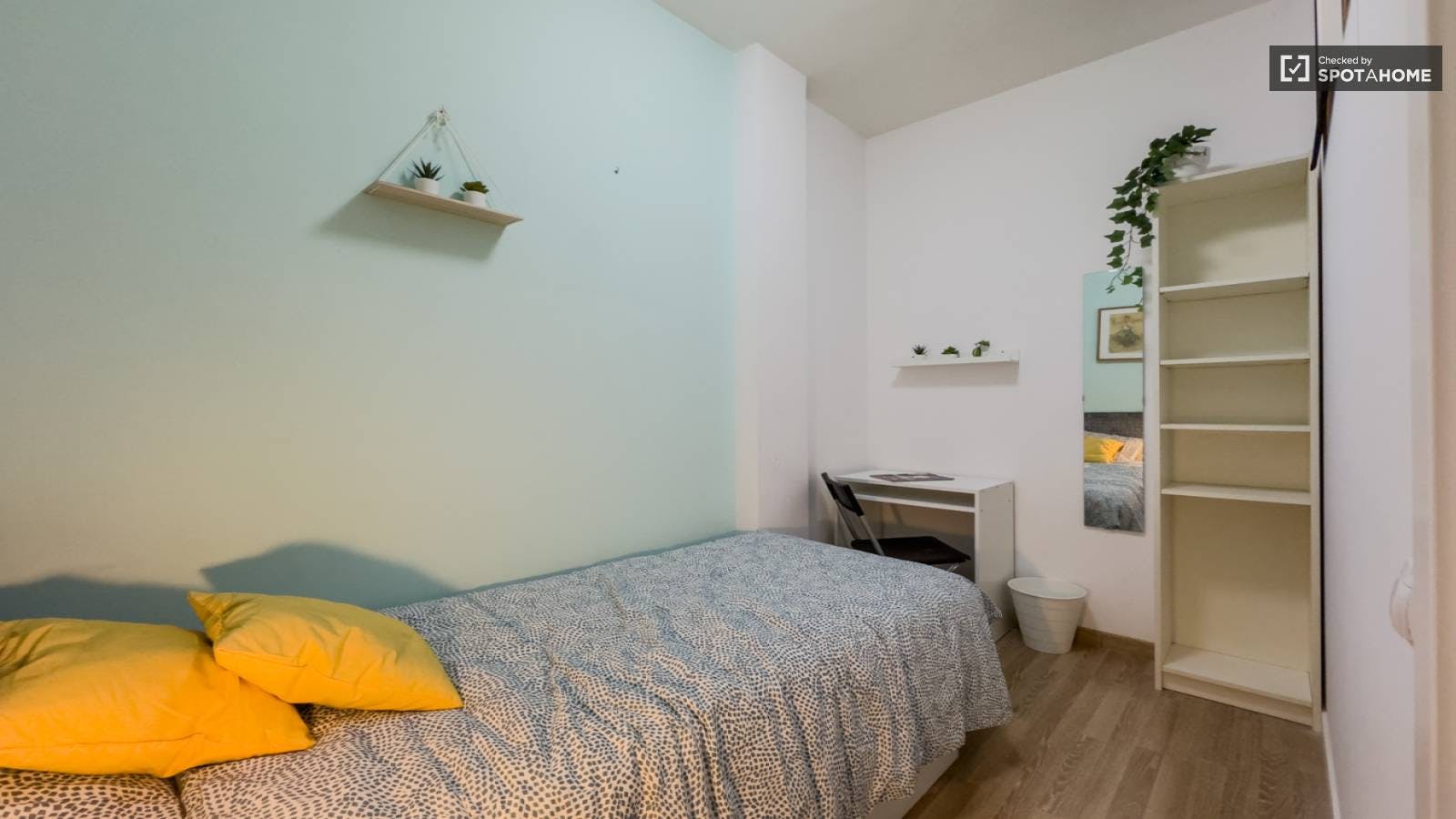 Private room for rent for €420 per month in Barcelona, Carrer de València