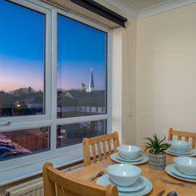 Apartment for rent for €3,498 per month in London, Oxley Close