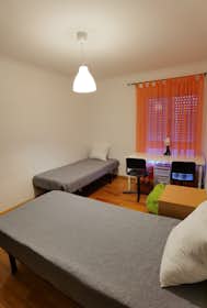 Mehrbettzimmer zu mieten für 300 € pro Monat in Setúbal, Avenida Professor Orlando Ribeiro