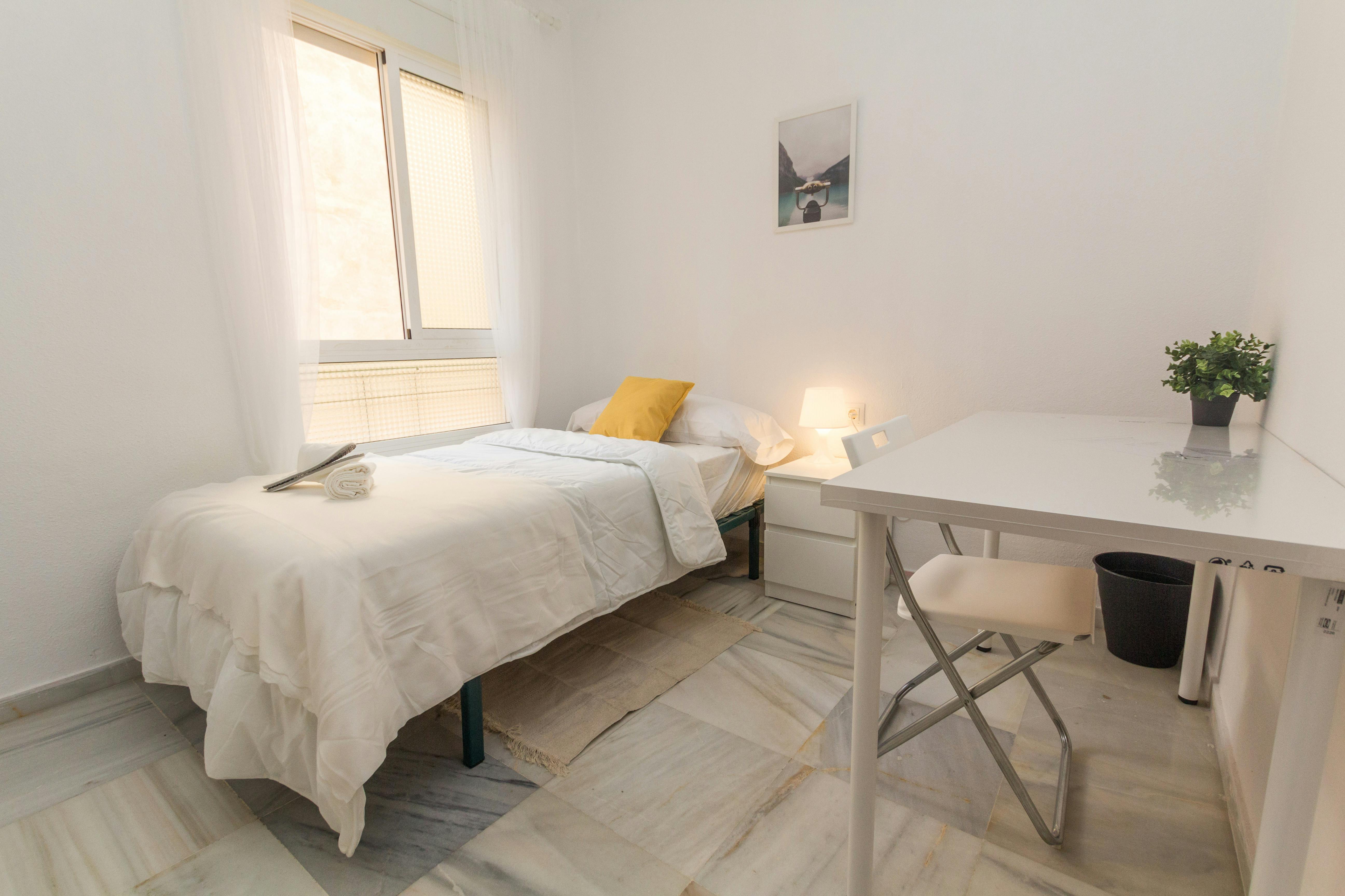 Private room for rent for €445 per month in Málaga, Calle Natalia