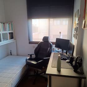 Private room for rent for €500 per month in Boadilla del Monte, Calle de los Hermanos Machado