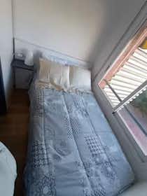 Private room for rent for €550 per month in Sant Adrià de Besòs, Carrer de Pi i Gibert